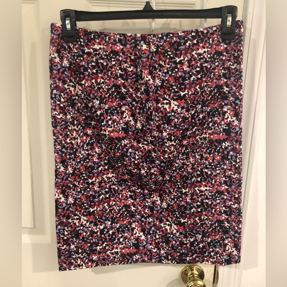 Limited women’s size 8 lined pencil skirt. NWT. 22” long. Zipper closure